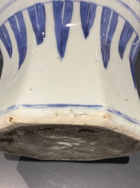 Une paire de vases couverts en porcelaine de Chine en bleu et blanc &agrave; d&eacute;cor de figures dans un paysage, &eacute;poque Transition