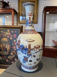 Un vase en porcelaine de Chine en bleu, blanc et rouge de fer &agrave; d&eacute;cor d'antiquit&eacute;s, Qianlong
