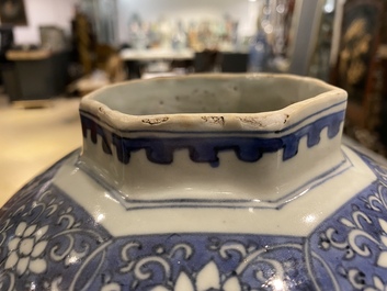 Une paire de vases couverts en porcelaine de Chine en bleu et blanc &agrave; d&eacute;cor de figures dans un paysage, &eacute;poque Transition