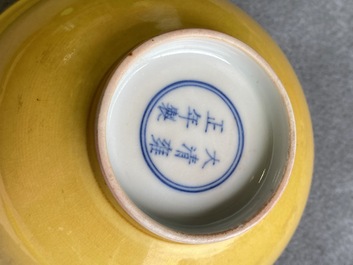 Une paire de bols en porcelaine de Chine en jaune monochrome, marque de Yongzheng, 19&egrave;me