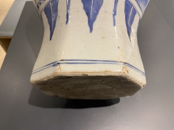 Une paire de vases couverts en porcelaine de Chine en bleu et blanc &agrave; d&eacute;cor de figures dans un paysage, &eacute;poque Transition