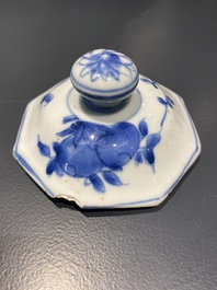 Une paire de vases couverts en porcelaine de Chine en bleu et blanc &agrave; d&eacute;cor de figures dans un paysage, &eacute;poque Transition