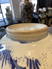 Un vase de forme bouteille en porcelaine de Chine en bleu et blanc figurant un l&eacute;zard, une grenouille et deux papillons, &eacute;poque Transition