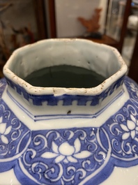 Een paar Chinese blauw-witte dekselvazen met verhalend decor, Transitie periode