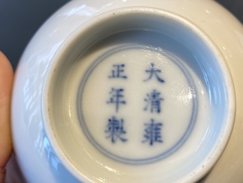 Een fijne Chinese monochrome witte kom, Yongzheng merk en periode