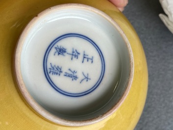 Une paire de bols en porcelaine de Chine en jaune monochrome, marque de Yongzheng, 19&egrave;me