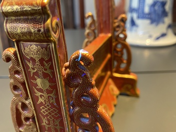 Un &eacute;cran de table en porcelaine de Chine famille rose &agrave; d&eacute;cor d'un paysage hivernale et d'Europ&eacute;ens, marque de Qianlong, 18/19&egrave;me