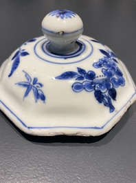 Une paire de vases couverts en porcelaine de Chine en bleu et blanc &agrave; d&eacute;cor de figures dans un paysage, &eacute;poque Transition