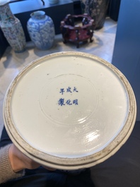 Un grand vase de forme 'gu' en porcelaine de Chine en bleu et blanc, marque de Chenghua, Kangxi