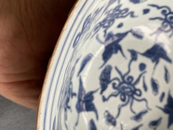 Un bol en porcelaine de Chine en bleu et blanc &agrave; d&eacute;cor de grues, Ming