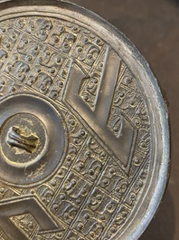 Un mirroir en bronze &agrave; d&eacute;cor des 'trois montagnes', Chine, P&eacute;riode des Royaumes combattants