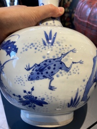 Un vase de forme bouteille en porcelaine de Chine en bleu et blanc figurant un l&eacute;zard, une grenouille et deux papillons, &eacute;poque Transition