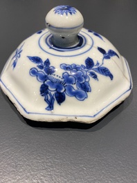 Een paar Chinese blauw-witte dekselvazen met verhalend decor, Transitie periode