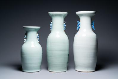 Trois vases en porcelaine de Chine en bleu et blanc et &agrave; fond c&eacute;ladon, 19&egrave;me