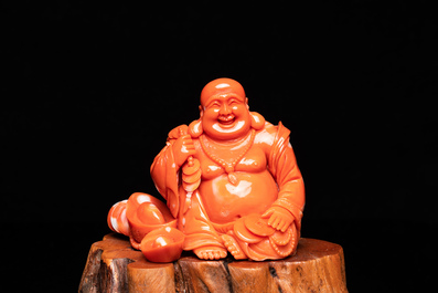 Une figure de Bouddha en corail rouge sculpt&eacute;, Chine, R&eacute;publique