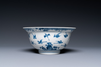 Un bol en porcelaine de Chine en bleu et blanc &agrave; d&eacute;cor de douze pies, marque de Chenghua, Kangxi
