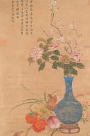 Yu Xing (1692 - 1767): 'Vase fleuri entour&eacute; de fruits', encre et couleurs sur papier