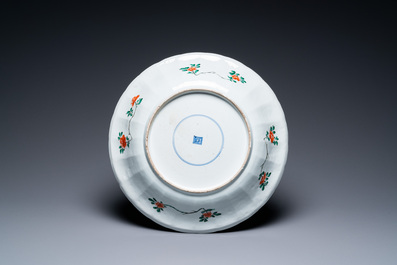 Une paire de plats en porcelaine de Chine famille verte &agrave; d&eacute;cor d'animaux mythiques, Kangxi