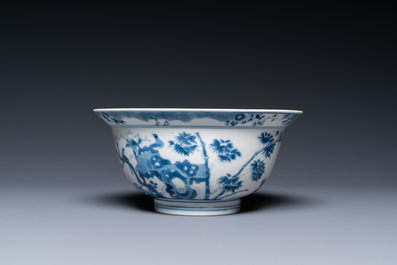 Een Chinese blauw-witte kom met twaalf eksters, Chenghua merk, Kangxi