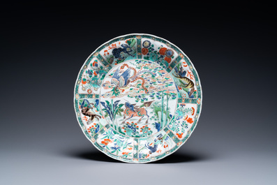 Une paire de plats en porcelaine de Chine famille verte &agrave; d&eacute;cor d'animaux mythiques, Kangxi