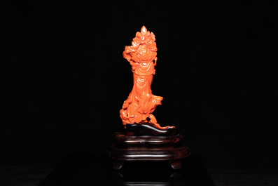 Une grande figure de Guanyin en corail rouge sculpt&eacute;, Chine, 19/20&egrave;me