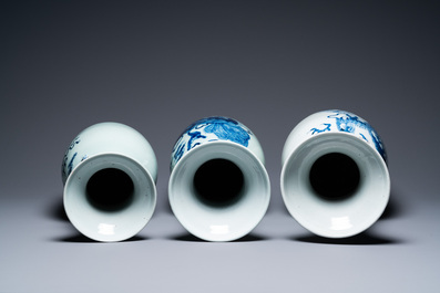 Trois vases en porcelaine de Chine en bleu et blanc et &agrave; fond c&eacute;ladon, 19&egrave;me