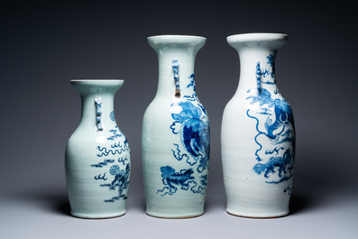 Trois vases en porcelaine de Chine en bleu et blanc et &agrave; fond c&eacute;ladon, 19&egrave;me