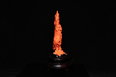 Une grande figure de Guanyin en corail rouge sculpt&eacute;, Chine, 19/20&egrave;me
