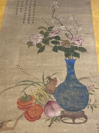 Yu Xing (1692 - 1767): 'Vase fleuri entour&eacute; de fruits', encre et couleurs sur papier