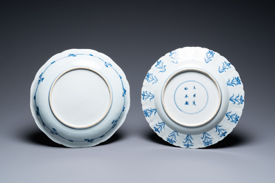 Twee Chinese blauw-witte schotels, Kangxi