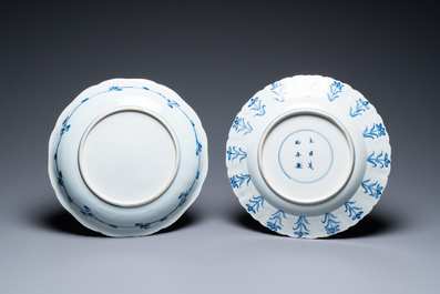 Deux plats en porcelaine de Chine en bleu et blanc, Kangxi