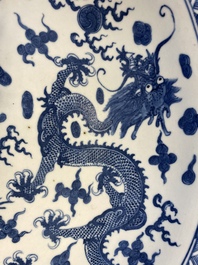Un important plat en porcelaine de Chine en bleu et blanc, marque de Kangxi, 19&egrave;me