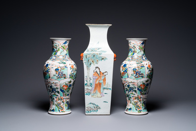 Un vase de forme carr&eacute;e en porcelaine de Chine qianjiang cai sign&eacute; Wang Peizhang et une paire en porcelaine de Samson, 19&egrave;me