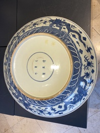 Un important plat en porcelaine de Chine en bleu et blanc, marque de Kangxi, 19&egrave;me
