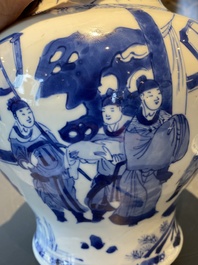 Un vase couvert en porcelaine de Chine en bleu et blanc, marque de Chenghua, Kangxi