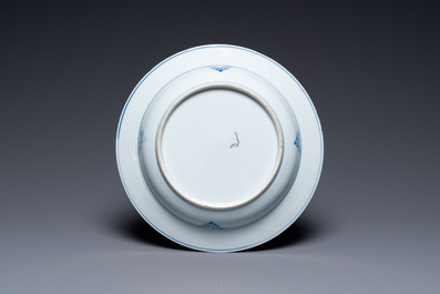 Une assiette profonde en porcelaine de Chine en bleu et blanc &agrave; d&eacute;cor d'une sc&egrave;ne du 'Xi Xiang Ji', Yongzheng