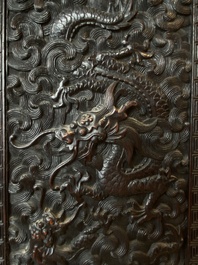 Un cabinet de curiosit&eacute;s de type 'duo bao ge' en bois de zitan orn&eacute; de dragons aux cinq griffes, Qing