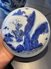 Un pot couvert en porcelaine de Chine en bleu et blanc &agrave; d&eacute;cor narratif, &eacute;poque Transition