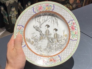 Een paar Chinese famille rose eierschaal borden met fijn grisaille en verguld decor, Yongzheng merk en periode