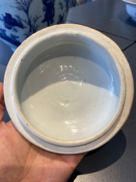 Un pot couvert en porcelaine de Chine en bleu et blanc &agrave; d&eacute;cor narratif, &eacute;poque Transition