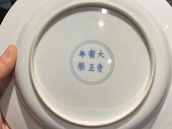 Une paire d'assiettes en porcelaine de Chine famille rose coquille d'oeuf, marque et &eacute;poque de Yongzheng