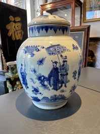 Un pot couvert en porcelaine de Chine en bleu et blanc &agrave; d&eacute;cor narratif, &eacute;poque Transition