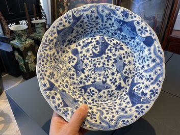 Une paire de plats godronn&eacute;s en porcelaine de Chine en bleu et blanc &agrave; d&eacute;cor de poissons, Kangxi