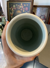 Un vase en porcelaine de Chine en bleu et blanc &agrave; d&eacute;cor d'Immortels dans un paysage, &eacute;poque Transition