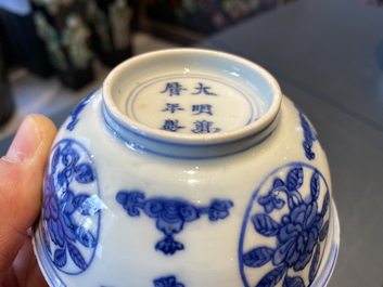 Un bol en porcelaine de Chine en bleu et blanc &agrave; d&eacute;cor d'un dragon, marque et &eacute;poque de Wanli