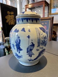 Un pot couvert en porcelaine de Chine en bleu et blanc &agrave; d&eacute;cor narratif, &eacute;poque Transition