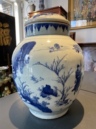 Un pot couvert en porcelaine de Chine en bleu et blanc &agrave; d&eacute;cor narratif, &eacute;poque Transition