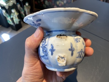 Un pot &agrave; pinceaux et un crachoir en porcelaine de Chine en bleu et blanc, Kangxi