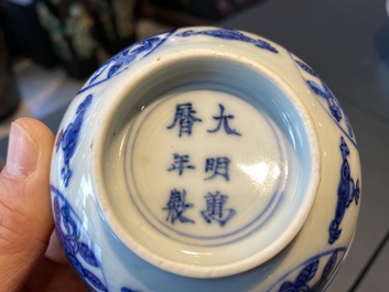 Een Chinese blauw-witte 'draken' kom met lan&ccedil;a-inscripties, Wanli merk en periode