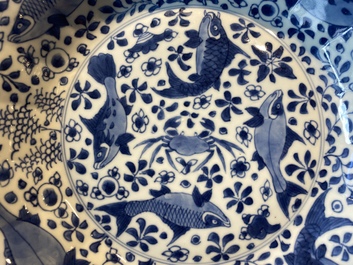 Een paar Chinese blauw-witte plooischotels met vissen, Kangxi